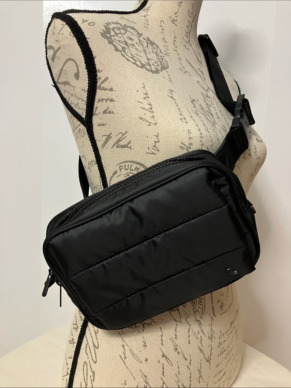 Lolë Unisex Hand Warmer Belt Bag Black